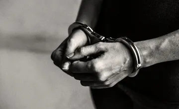 Hľadaný Slovák skončil po 16 rokoch v putách, zatkli ho po zápase na olympiáde v Miláne, na hokej prišiel ako fanúšik