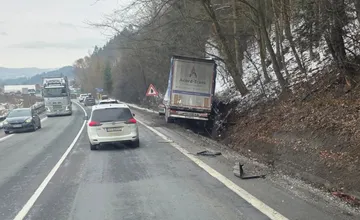 FOTO: Kamión v priekope zablokoval hlavný ťah na Kysuciach. Rátajte so zdržaním