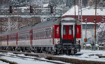 Vlakom pri Žiline to opäť nejde. Ďalšiemu expresu sa pokazil rušeň, museli poslať nový