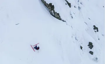 Prevej sa pod ňou odlomil. Lyžiarku pod Chopkom strhla lavína