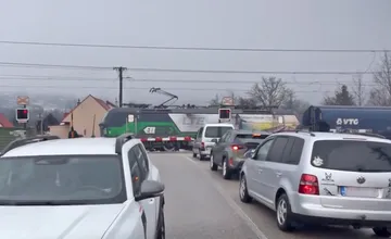 Čakanie na závorách v Brodne sa skrátilo len o pár minút. Ukončenie výluky sľúbenú zmenu neprinieslo