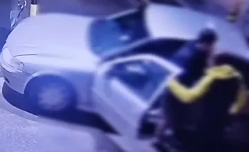 VIDEO: Kuriózna nehoda na Orave. Jedno havarované auto na pumpe, dvaja na mol opití vodiči