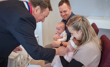 FOTO: Primátor Ján Blcháč sa teší z vnúčat. Dvojičky majú korene na Liptove aj na opačnom konci sveta