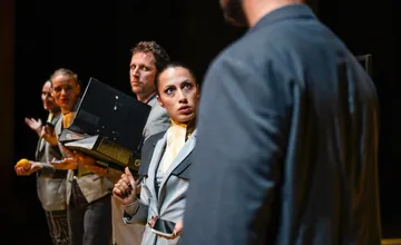 Keď vládnu ženy a muži bojujú o rešpekt. Žilinské divadlo uvedie obľúbenú komédiu s anglickými titulkami