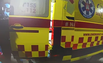 Po bitke v podniku ostal na zemi ležať zranený muž. Do nemocnice ho museli odviezť v putách