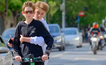 Po Žiline jazdia deti na kolobežkách, pľujú na ľudí. Žena, ktorú trafili, má odkaz pre rodičov