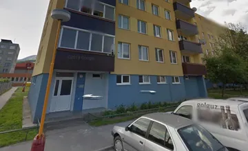 Ľudia na Kysuciach aj v Žiline hádžu z okien nebezpečné predmety. Poškodili auto, takmer trafili mladú ženu