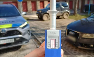 Zdrogovaný vodič z Kysúc jazdil napriek zákazu do roku 2030. Skončil v putách