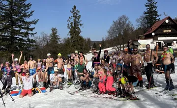 Odhodia kombinézy a na svah vyrazia v plavkách. Na Kysuciach chystajú havajskú lyžovačku