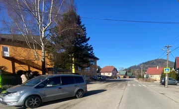 Vážna nehoda na Orave. Auto zrazilo dieťa priamo na priechode, do nemocnice letelo vrtuľníkom