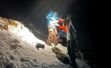 Tri turistky precenili počasie a bez zimnej výstroje vyrazili do Vrátnej. Uviazli na ľade a snehu