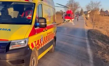 FOTO: Žilinský vrtuľník letel pre tri zranené deti. Dve z nich zrazili autá, jedno je v kritickom stave