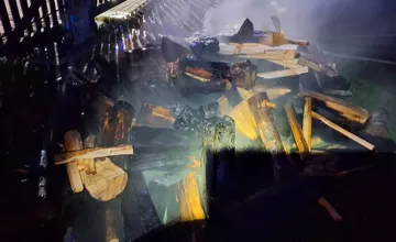 V dome na Kysuciach vypukol požiar, hasiči zachránili majetok za 100-tisíc eur. Zasahovala aj záchranka