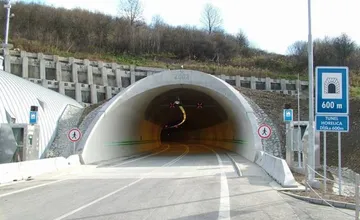 Tunel Horelica je uzavretý. Na ceste sú úlomky po zrážke dvoch áut