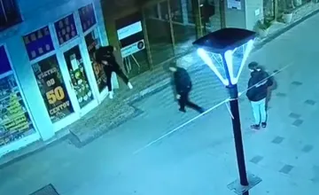 VIDEO: Najprv do výkladu hodil burger, potom seba. Nepochopiteľný výbuch hnevu v Ružomberku zachytili kamery