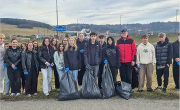FOTO: Dobrovoľníci z Krásna čistia mesto od skládok aj ohorkov. Odpad nahlásia cez SMS 