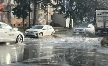 Žilinu prekvapil lejak, cesty boli pod vodou. Prvé blesky udreli na Kysuciach, neskôr môže aj snežiť
