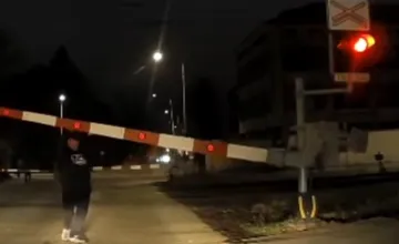 VIDEO: Nepochopiteľný risk v Martine: Muž si nadvihol rampy a prešiel cez priecestie, ku ktorému sa blížil vlak
