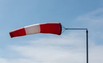 Žilinský kraj v sobotu zastihne silný vietor, na horách sa môže vyskytnúť víchrica