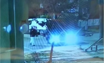 VIDEO: Mladíci z Ružomberka kradli v parku dopravné značenie. Zastavili ich až muži zákona