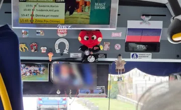 Vodič autobusu v Žiline si vozidlo vyzdobil ruskou vlajkou, cestujúci ostali pobúrení. Čo na to hovorí dopravca?