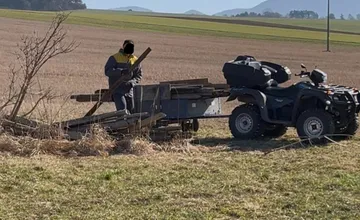 Muž na štvorkolke bol agresívny k tehotnej žene, vyhrážal sa, že jej prejde psy. Starostka obce pri Martine reaguje