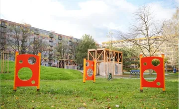 Dievča na Vlčincoch ohrozovalo deti nožom, tvrdí matka na Facebooku. Ľudia sú skeptickí, polícia to neeviduje