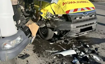 Sanitka na Kysuciach narazila do kamiónu. Zranili sa dvaja pacienti, ktorých prevážala