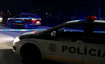 V oravskej obci vybuchlo auto, nálož podeň umiestnili maskované osoby. Poškodili aj ďalšie vozidlo