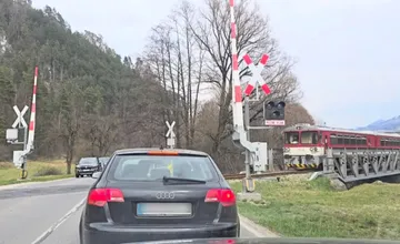 VIDEO: Závory sú hore a červená nesvieti. Priecestie v Rajeckej doline nefunguje, rušňovodič pred ním radšej zastal