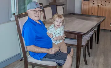 Mamička zo Žiliny hľadá dedka pre svojho synčeka. Nájde sa osamelý senior, ktorému chýba detský smiech?