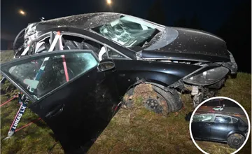 FOTO: Auto pri dopravnej nehode v Žiline narazilo priamo do stĺpa, dvaja ľudia skončili v nemocnici