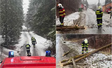 Vodiči ohrozovali hasičov pri zásahu na Kysuciach, jeden takmer skončil pod kolesami. Prosia o ohľaduplnosť