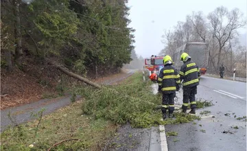 Silný vietor zamestnal hasičov v Žilinskom kraji: Zasahovali 20-krát, v jednom prípade sa prepadol strop