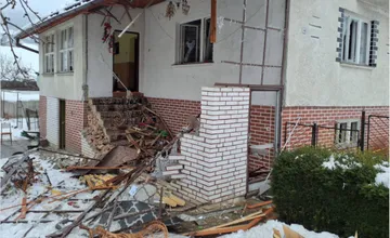 FOTO: Výbuch plynu otriasol domom v Zábiedove: Okná aj dvere vyleteli, jedna osoba sa popálila