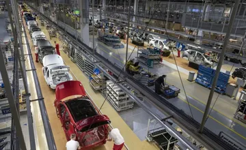 Kii hrozí zastavenie výroby, začala štrajková pohotovosť. Zamestnanci chcú vyššie mzdy, v priemere majú 2540 eur