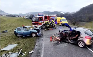 FOTO: Zrážka áut zablokovala cestu na Orave, zranení ostali zakliesnení vo vozidlách