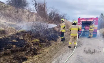 FOTO: Požiar trávy v Lietave mohol prerásť do väčšieho problému. Pomohla rýchla reakcia obyvateľky