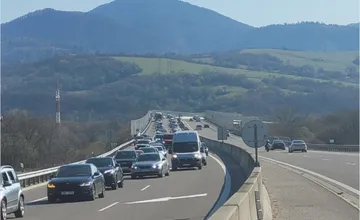 Kolóny na D1 medzi Žilinou a Martinom pokračujú: Polícia odporúča obchádzky, v tuneli Višňové výrazne znížili rýchlosť