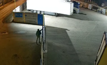 VIDEO: Zábery z kamery vyvolali otázky. Neznámy muž na Orave si v noci fotil areál firmy