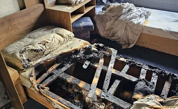 FOTO: Pri požiari v žilinskom hoteli zomrel 56-ročný muž. Oheň sa mal rozpútať od cigarety