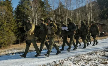 V kysuckých horách budú pochodovať vojaci so zbraňami. Stretnúť ich môžete na tejto trase