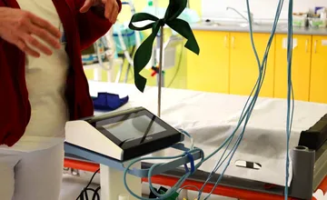 Žilinská nemocnica dostala dar, ktorý zachráni životy. Nový prístroj posilní resuscitačnú sálu