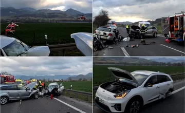 FOTO: Pri nehode troch áut na I/18 sa zranilo 5 ľudí. Jeden ostal zakliesnený vo vozidle, zasahovali dva vrtuľníky