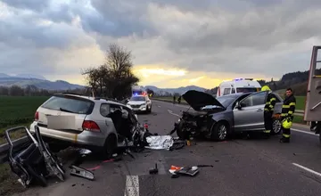 Čelná zrážka na Liptove má tragický koniec. Spolujazdec po prevoze do nemocnice zomrel