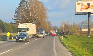 Dopravu na ceste pred Strečnom počas rannej špičky spomaľuje nečakaná prekážka, tvoria sa zápchy