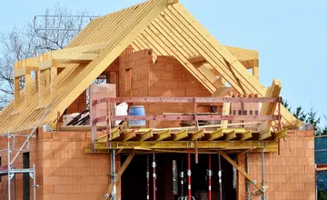 Nižšie poplatky za stavbu domu či haly? V Žiline uvažujú o zmene, kto by platil menej?