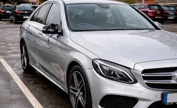 Mladík v Žiline rozkopal spätné zrkadlá drahým autám, škodil aj na autobusovej stanici