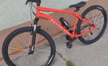 Zlodeji z Dolného Kubína si poradili so zámkami aj s kamerami. Z bytového domu zmizol ďalší bicykel