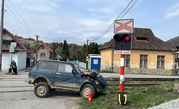 Zrážka vlaku s autom prerušila železničnú dopravu na Orave. Hodiny meškali aj ďalšie spoje